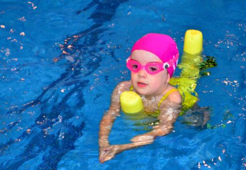 niña nadar aprendizaje intensivos